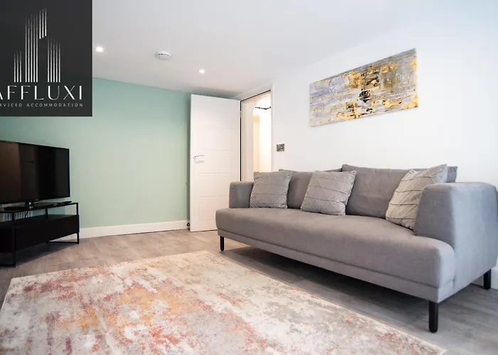 Spacious Nottingham Home With Garden Sleeps 9