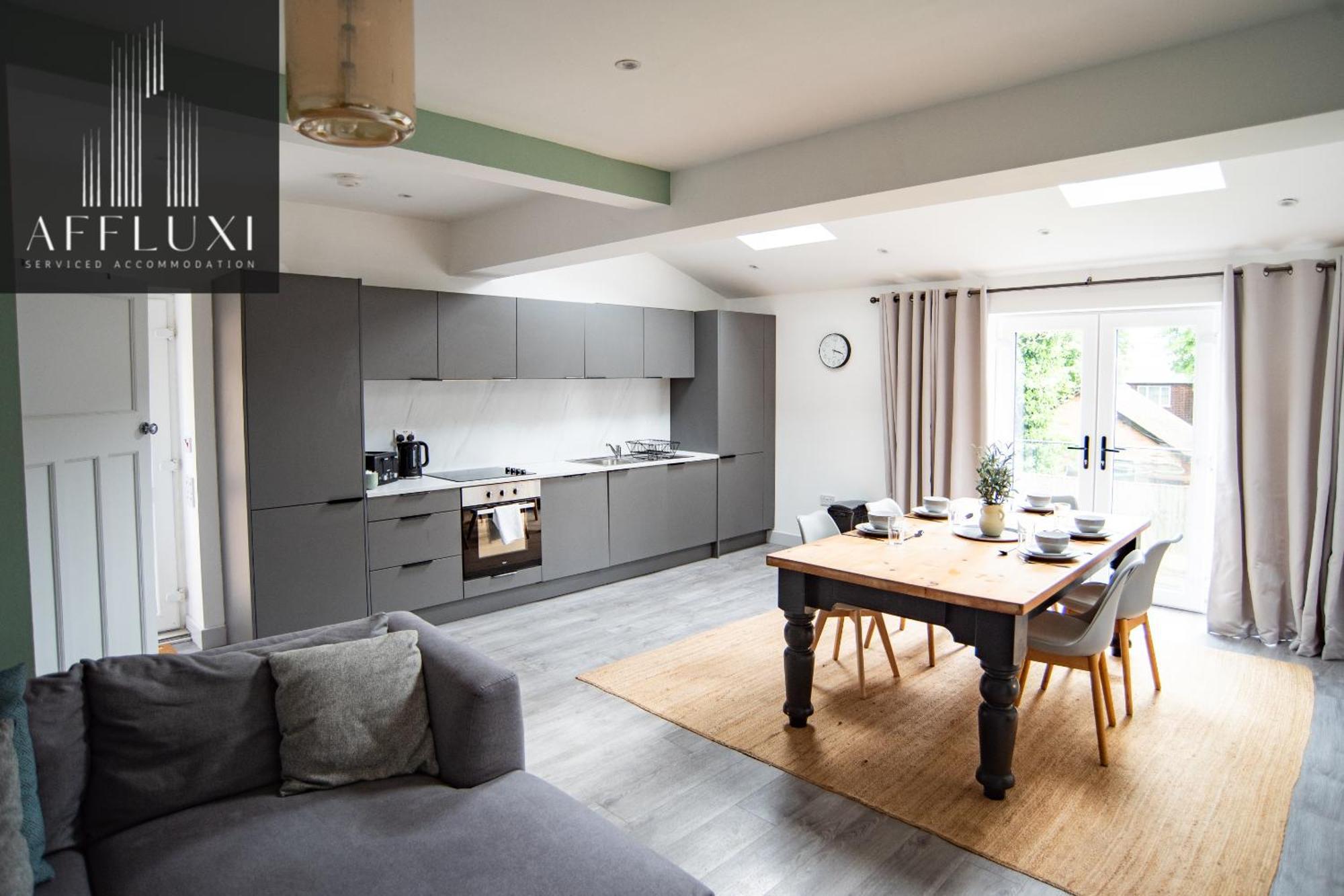 Spacious With Garden Sleeps 9 * Nottingham