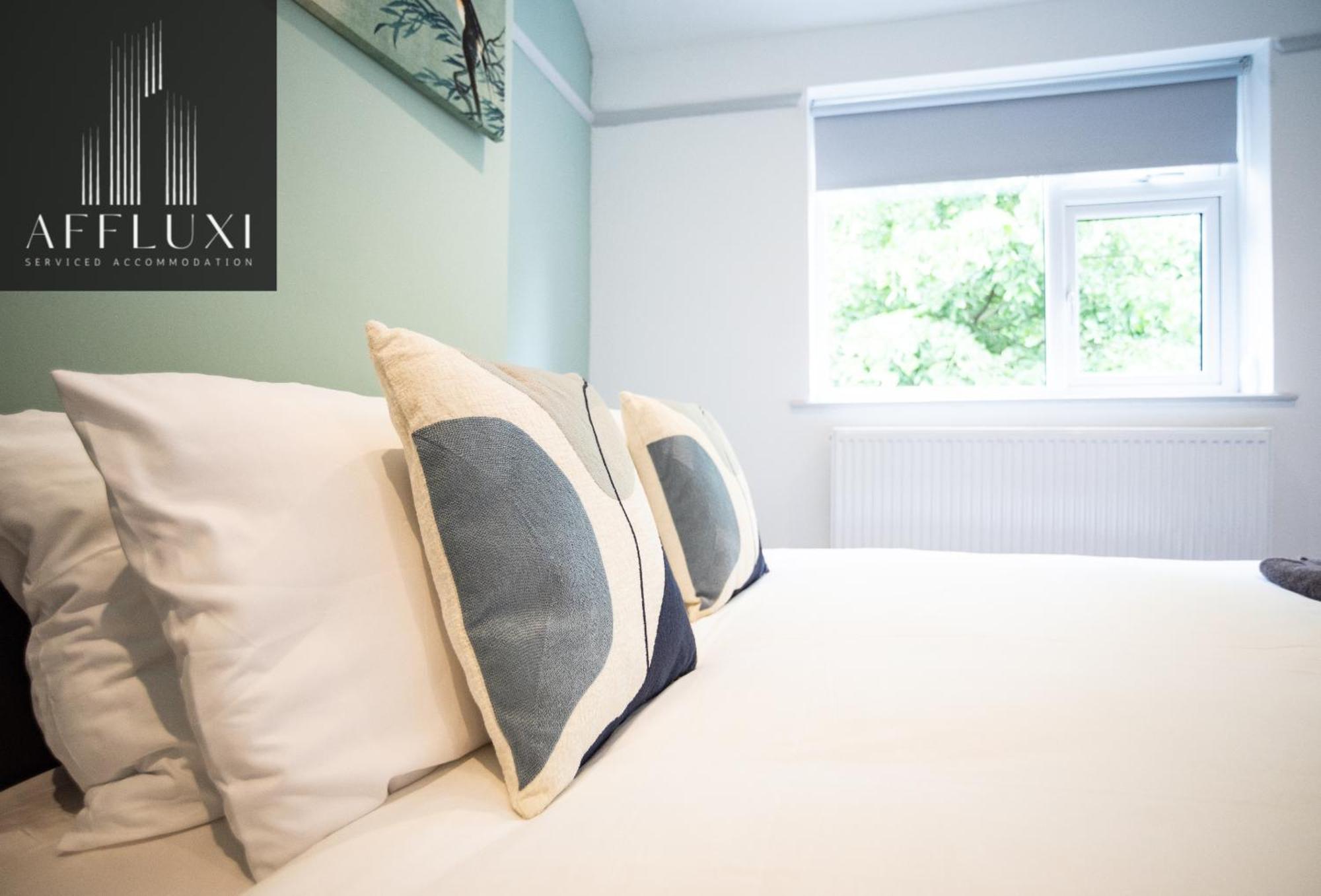 Spacious With Garden Sleeps 9 Holiday home Nottingham