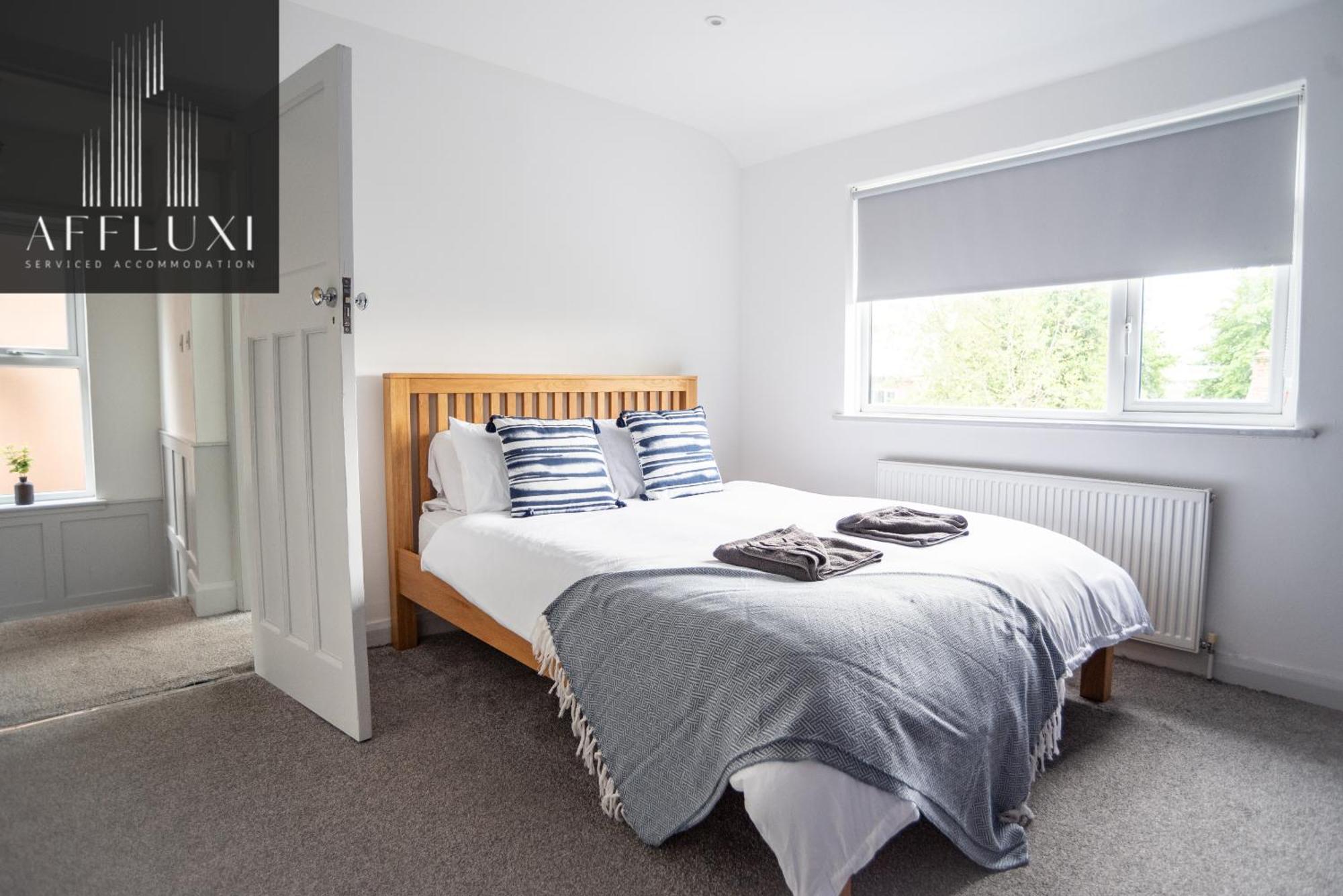 Spacious With Garden Sleeps 9 * Nottingham