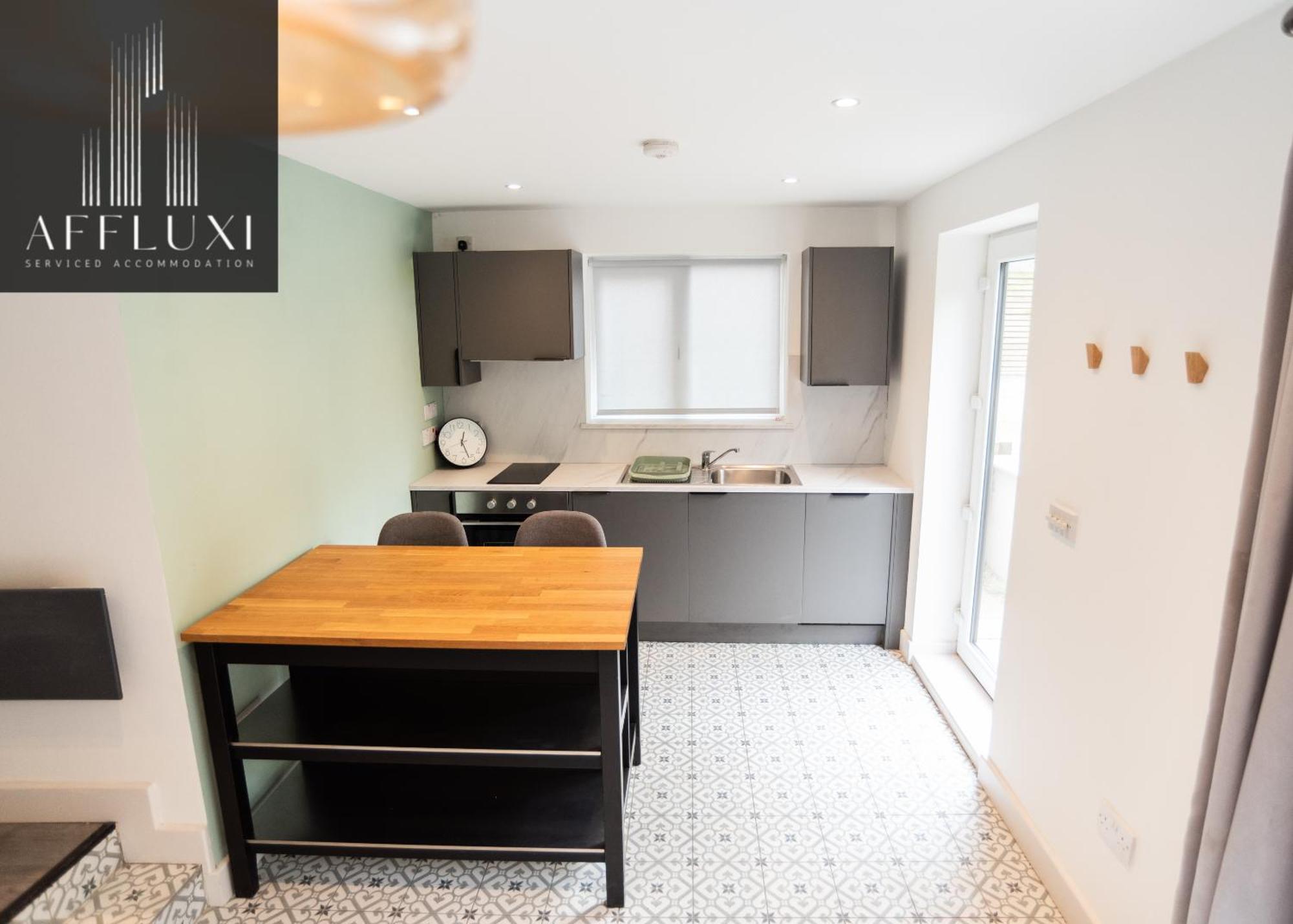 Spacious With Garden Sleeps 9 Holiday home Nottingham