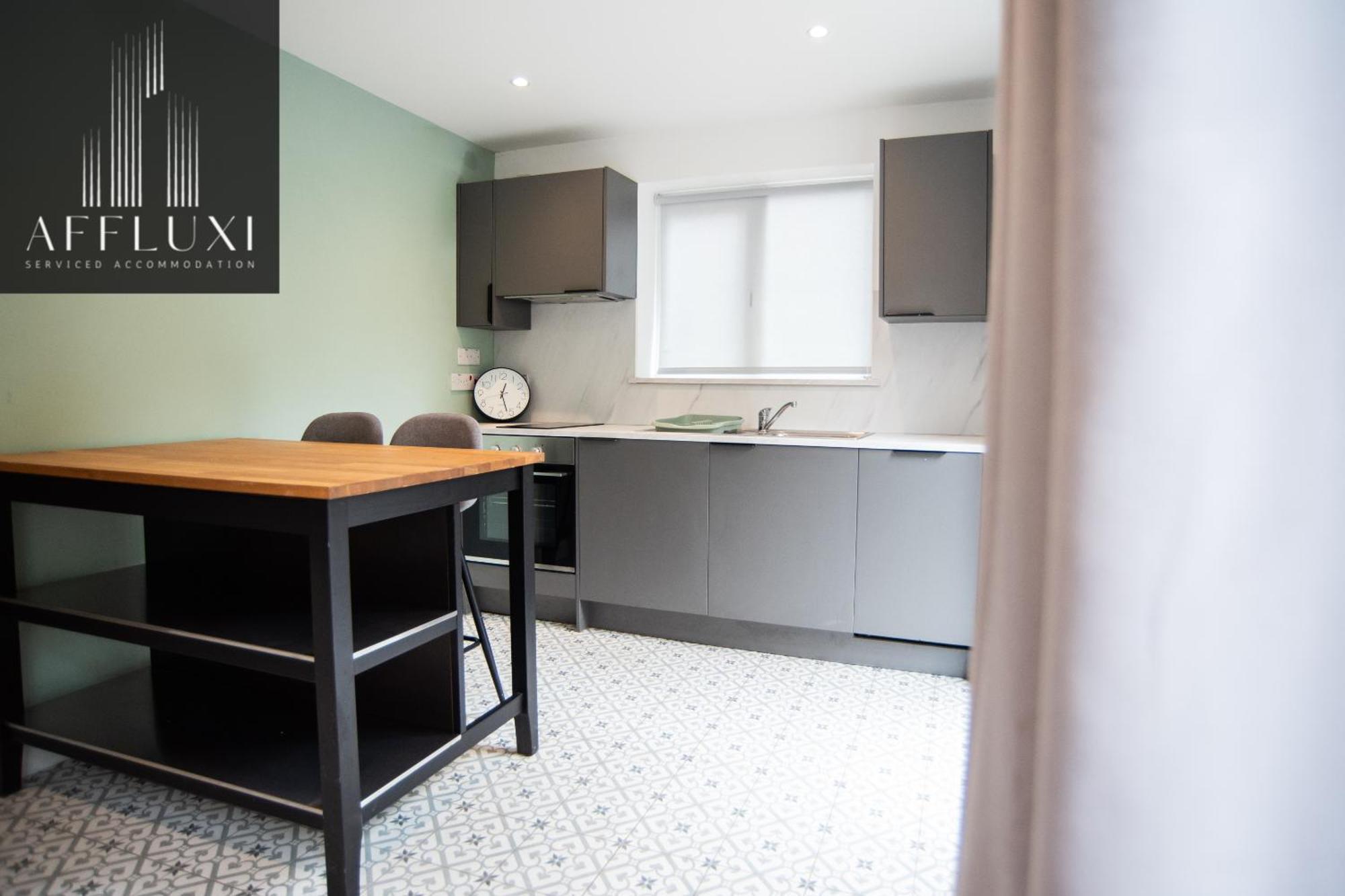 Spacious With Garden Sleeps 9 Nottingham